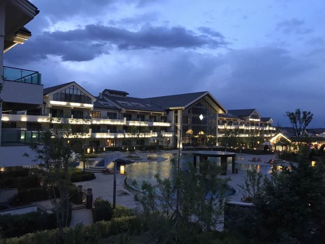 热高温泉养生世界