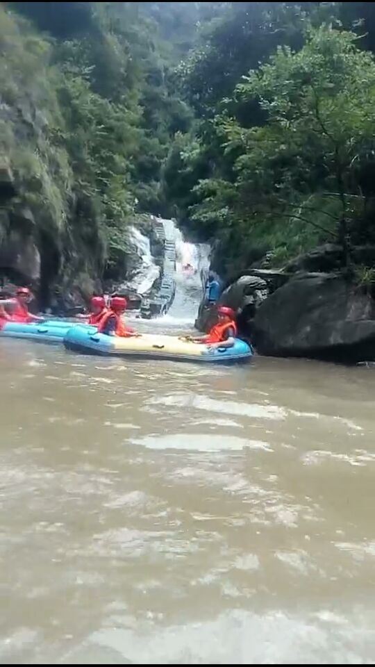 白云峰峡谷漂流
