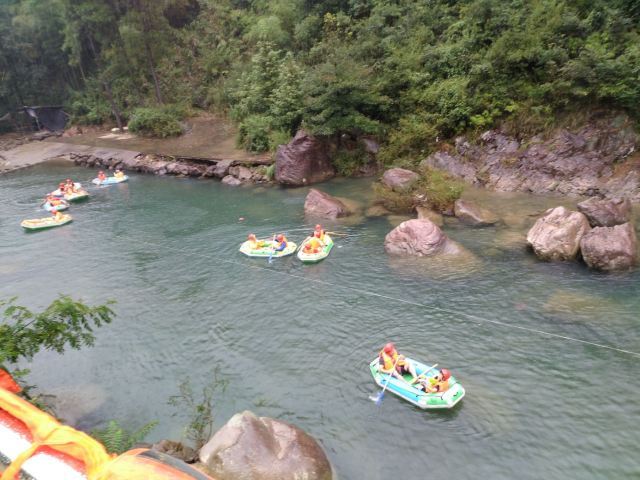 安吉深溪峡谷漂流