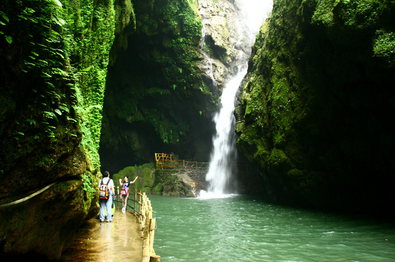 乘车前往被英国皇家洞穴协会命名为"天下第一洞"的百魔洞(二级路31km