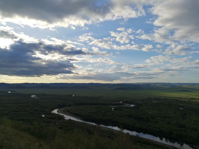 "傍晚太阳的余晖撒在湿地上，泛着金光，远处的草地山峦相辉映，层层叠叠，让人不禁感叹大自然的美_额尔古纳湿地冰泉度假小镇"的评论图片