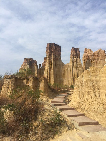元谋的特色土林之一,距离高速公路站有38公里,因为远和开发晚,人工的