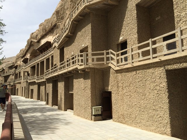 1,必须提前网上预约,可看八个窟,否则到时只有凭运