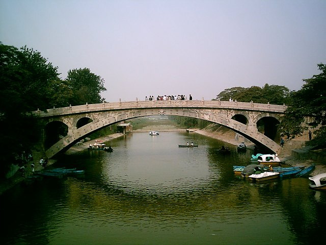 赵州桥位于石家庄南面石家庄火车站有车可以过去的这是一座现存最早的