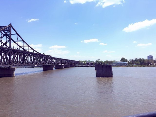 票价30元,可走到江中间望对岸神秘的朝鲜,桥的结构很好,上色很艺术