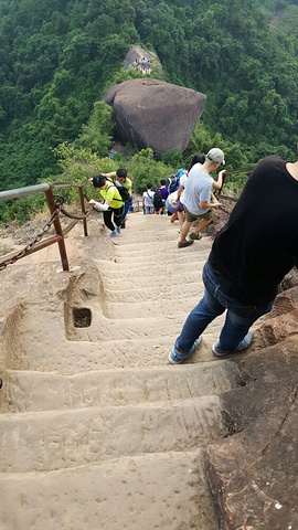 "很幸运，看到日出，很美。竹筏大概坐1个小时，两岸的风景很不错船上人员还讲解，但听得不太清楚_丹霞山"的评论图片