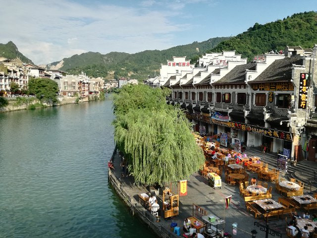 "...没有那么快，有时间可以和你心爱的人慢慢沿舞阳河散步到风雨桥，祝圣桥上歇一歇，是一件多么美好的事_镇远古城水上游船"的评论图片