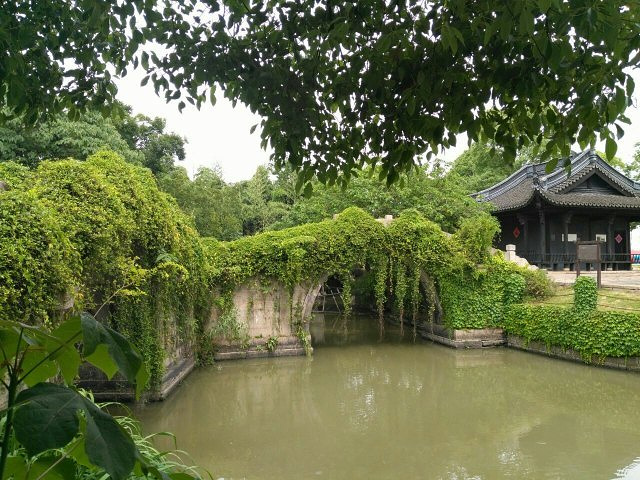 "...但美中不足，有些房子里面空荡荡的，如有些家具摆设那更好了，景区后面有一片果园，可以带孩子去采摘_梅花洲"的评论图片