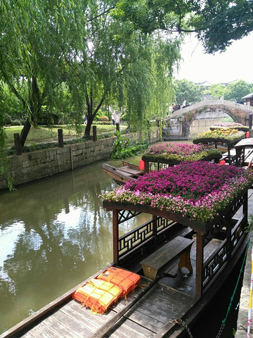 "...但美中不足，有些房子里面空荡荡的，如有些家具摆设那更好了，景区后面有一片果园，可以带孩子去采摘_梅花洲"的评论图片