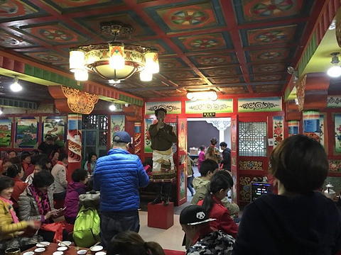 黄哈达之家藏羌烤羊晚会旅游景点图片