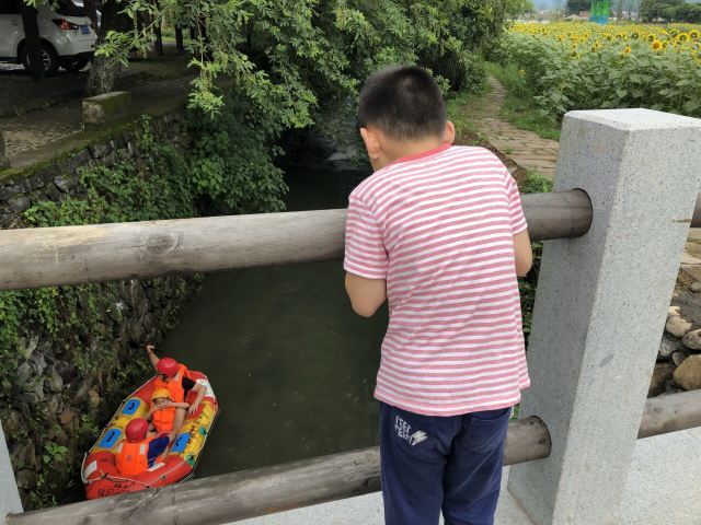 安吉余村荷花山峡谷漂流