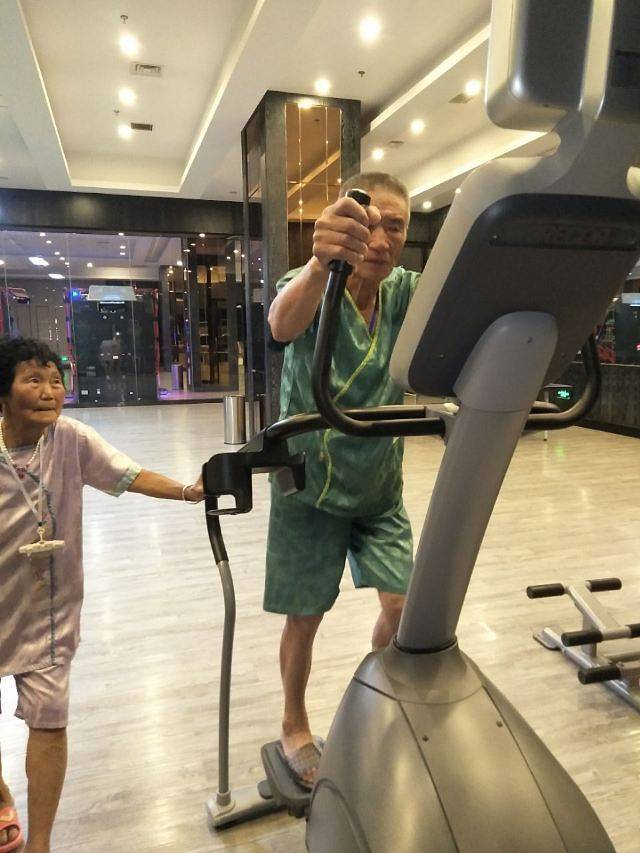 热高温泉养生世界