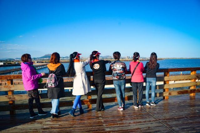 腾格里沙漠月亮湖