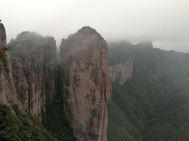 "刚进去云里雾里，象在仙境里但看不到什么，后雾散了，壮观的美境呈现眼前又重走回头路_神仙居"的评论图片