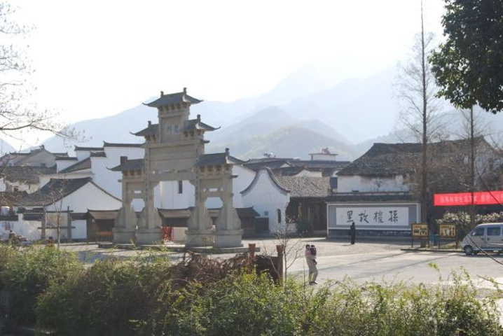 龙门古镇据传是孙权的后人所建的一个古色古香的大村落,里面确实布置