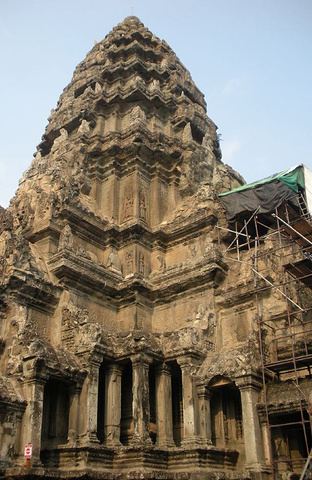 吴哥窟是古代石建筑的一块璀璨无比的明珠,她集古代石刻艺术的大乘