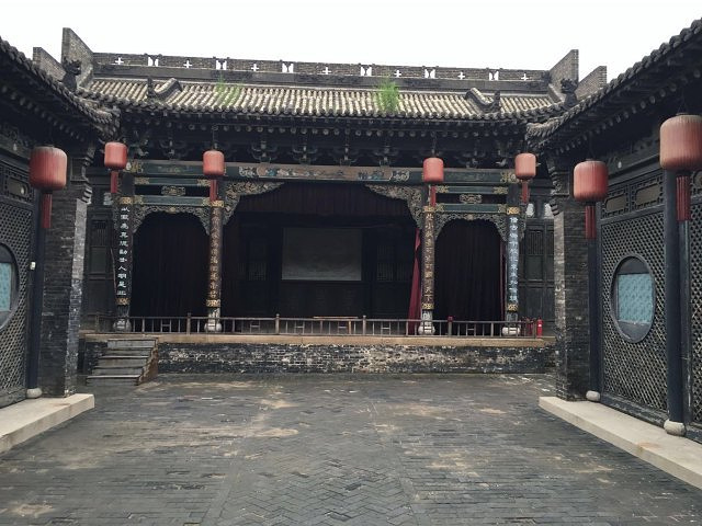 分了好几个点,都是做小生意的摊,街道上还有狗屎