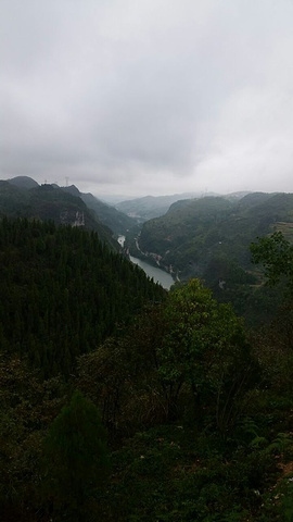 "就是住的特别不爽，可以座车到祝圣桥爬到最高处的玉屏山上看到全部的景色，还有一小段城墙壁，不过正..._镇远古城水上游船"的评论图片