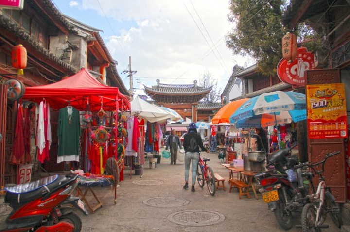 四方街才是喜洲古镇的中心,且是不收门票的,包括古建筑,绣坊,各种巷子