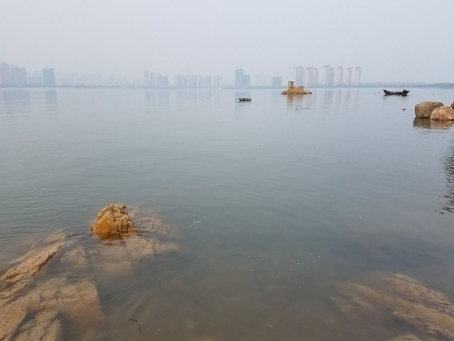 "相比于热闹的夏季，深秋时节的唐岛湾则更加迷人。没有了拥挤的人头，人只能用稀少来形容_唐岛湾滨海公园"的评论图片