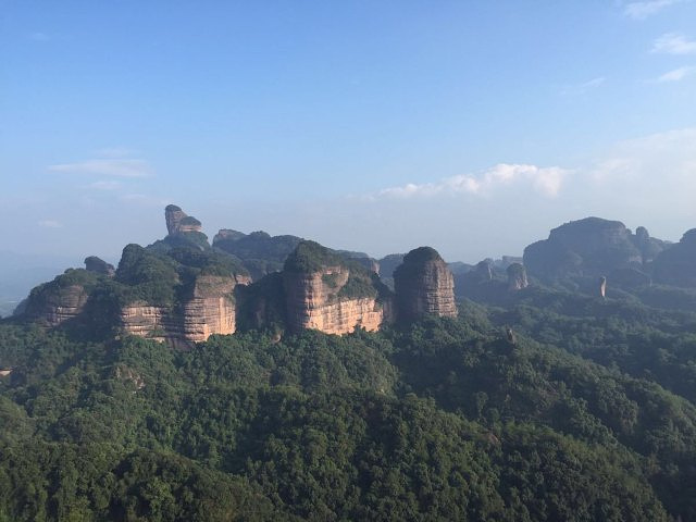 "山上可以完整地看到丹霞山地貌，很壮观。PS:门票一定要保管好，每进一个景点都要检查门票，按指纹_丹霞山"的评论图片