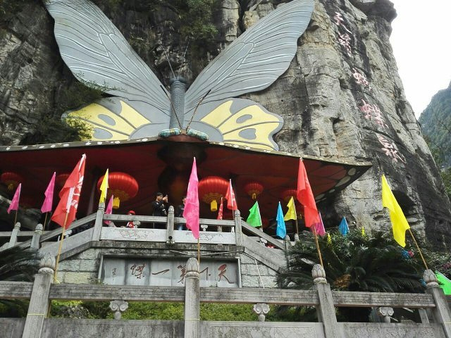 蝴蝶泉位于桂林阳朔月亮山风景区域,十里画廊的精华旅游地段.