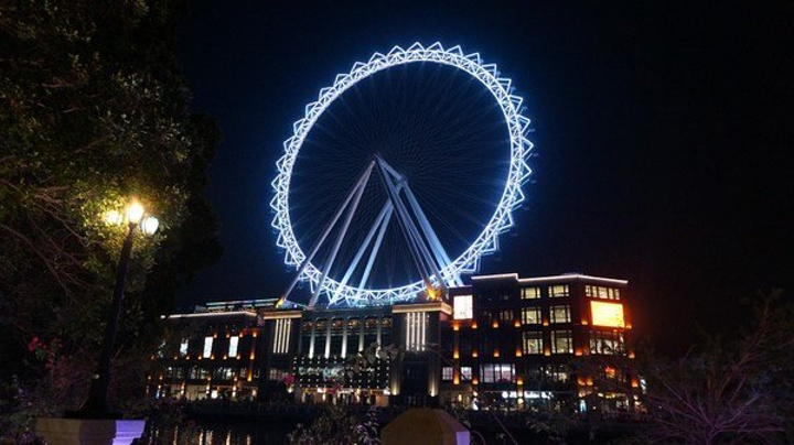 是中山市标志性建筑,总高108米,外挂36个透明座舱