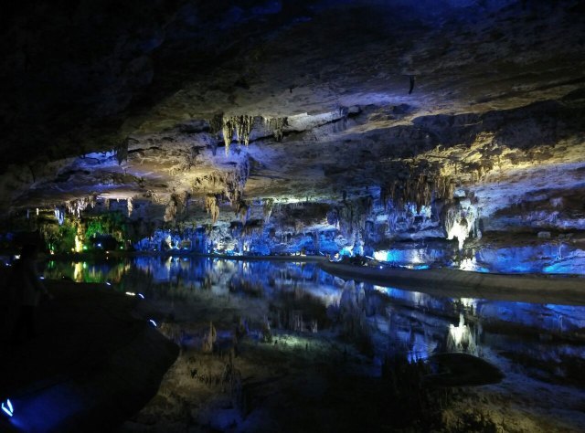 十二背后地下裂缝景区