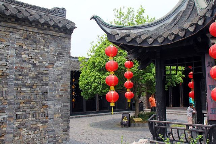 溱潼古镇位于溱湖湿地附近这是一个比较有点特色的古镇可以来这里走走