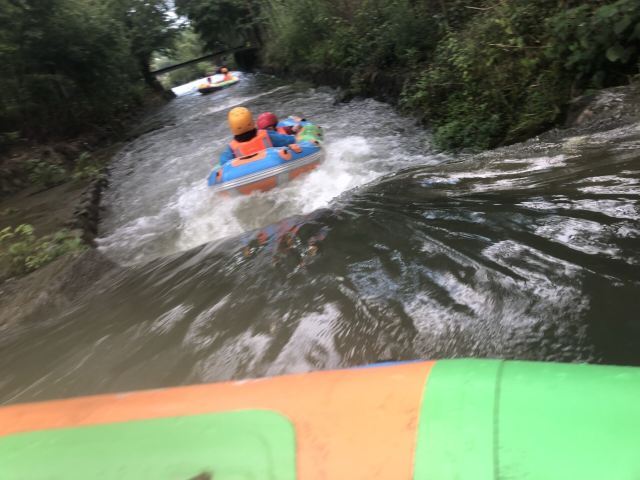 安吉余村荷花山峡谷漂流