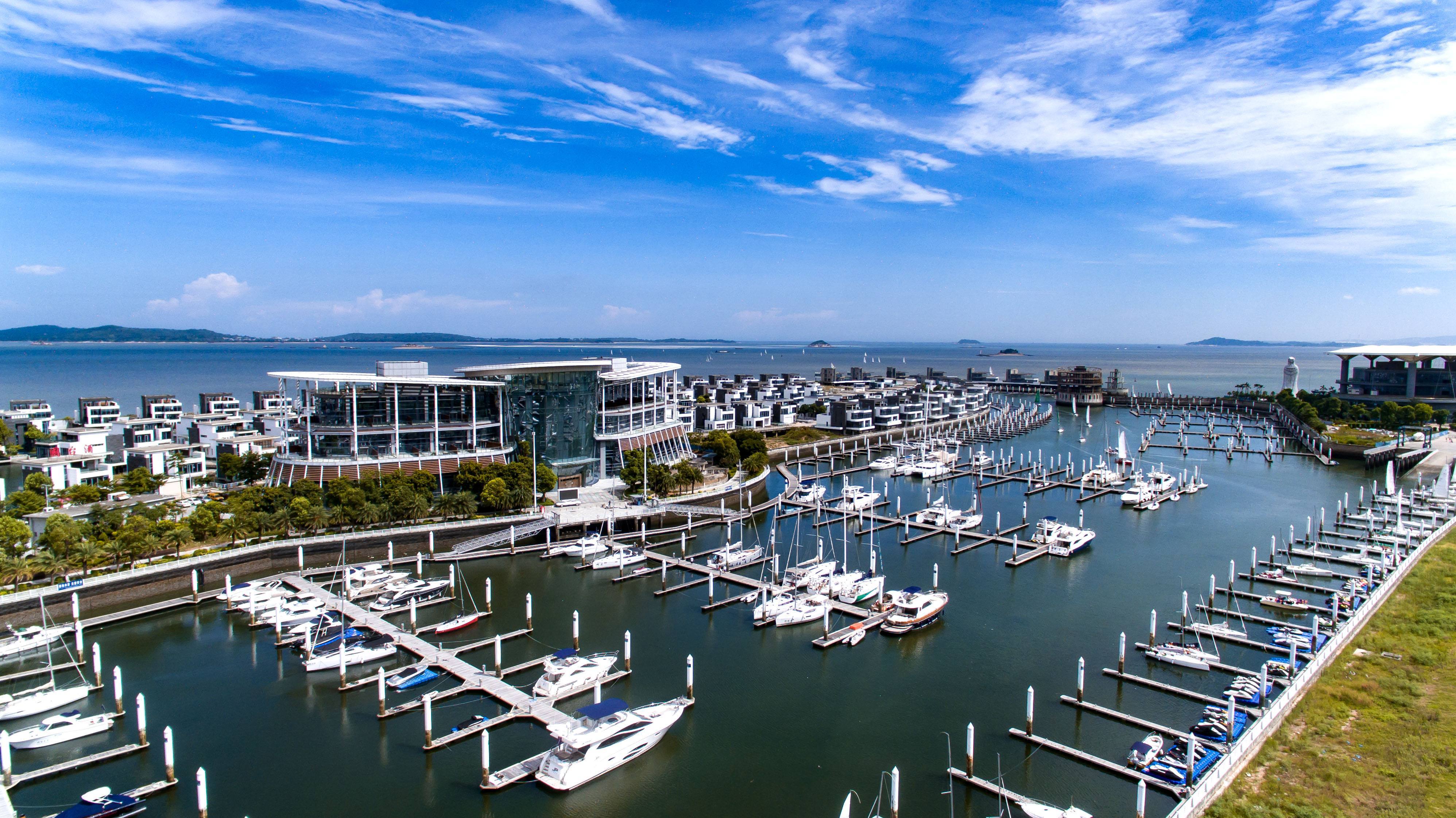 厦门畅玩海陆空:豪华游艇 跑车 直升机 送别墅豪华房 鹭岛游艇俱乐部