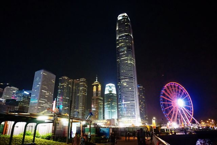 到晚上的兰桂坊特别热闹老外特别多一定要去体验一下香港的夜生活可以