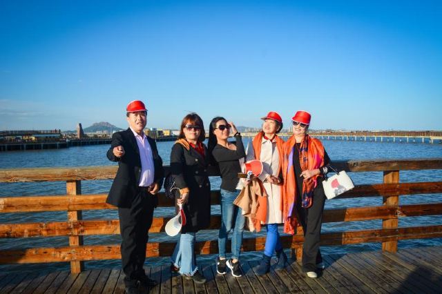 腾格里沙漠月亮湖