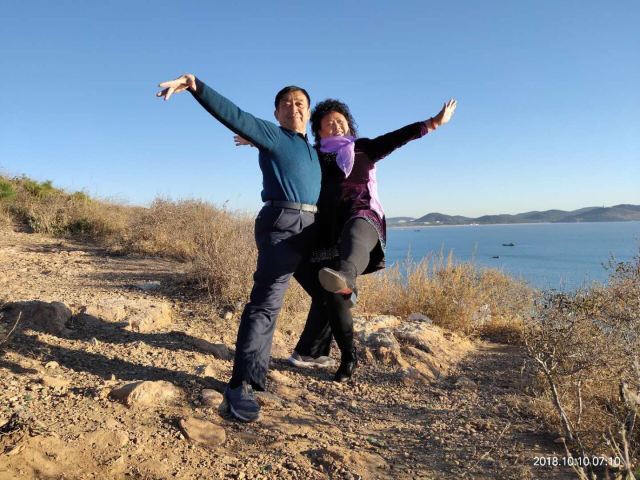 腾格里沙漠月亮湖