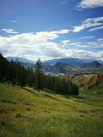 丹霞雪山,青草野花,冷杉白云,风景确实很美,如果时间充裕不妨在山顶坐