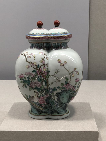 台北故宫博物院是台北之行必去的景点之一这里珍藏了许多珍贵的展品分