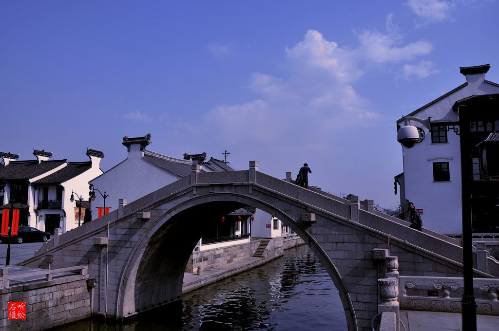 横贯于无锡市的古运河段以吴桥经西水墩,南门至清名桥这长约6公里的河