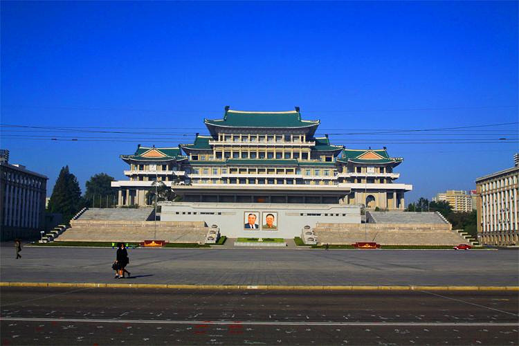 分乘中国火车出境赴边境城市新义州,办理入境手续后乘朝鲜火车赴