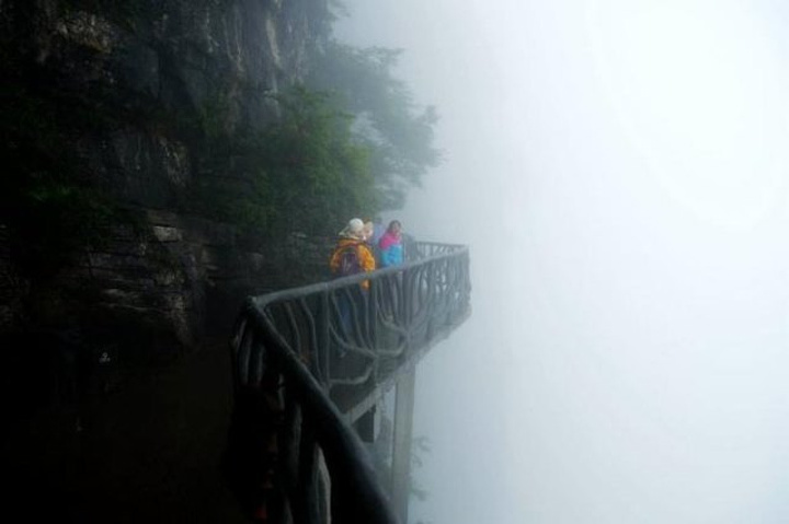 "这才是真正“会当凌绝顶，一览众山小”的感觉，天气不好的时候更要拼运气了，有时候走到一个地方刚好..._天门山国家森林公园-鬼谷栈道"的评论图片