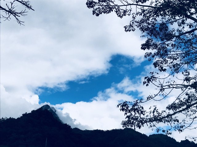 "景色着实优美，坐车至观景平台，正对五指山，蓝天白云青山绿水相互辉映_五指山水满河热带雨林风景区"的评论图片