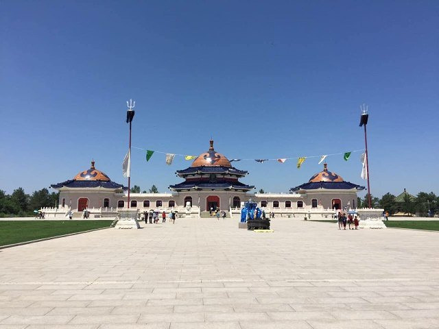 门票不便宜,单人180元,现在陵园和景区合二为一,所以门票就是这么多钱