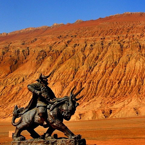 火焰山位于新疆吐鲁番盆地