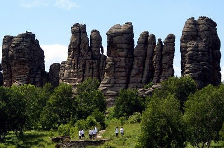 草原上群山呈现出典型的丘陵地形地貌特征四周险峻而山