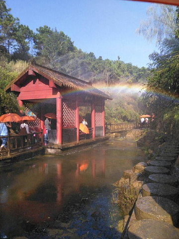 "滑草看上去一般，但是那一瞬间还是挺好玩的。适合带着小孩来玩，景区东西就分几个板块，收费项目不多也便宜_雪山彩虹谷旅游区"的评论图片