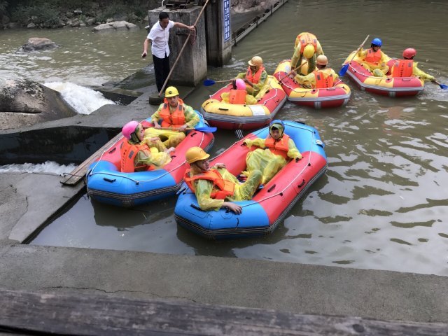 龙潭湾峡谷漂流