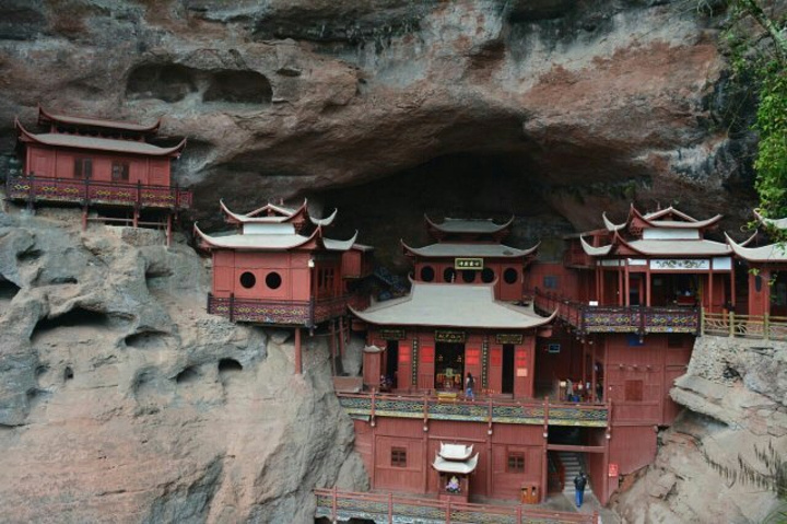 甘露寺是个建在悬崖上的悬空寺,下面只有一根木棍支撑,这么久的岁月都