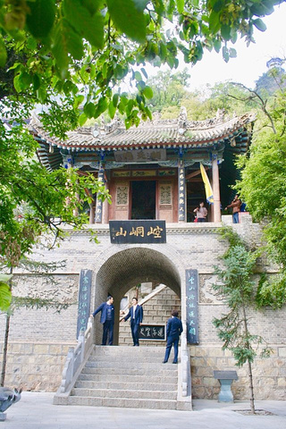 三个小时到达山颠香山寺,己在云之上,脚下云海翻滚,确有仙境之韵_崆峒