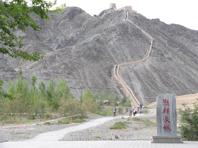 悬壁长城位于嘉峪关关城北8公里处石关峡口北侧的黑山北坡