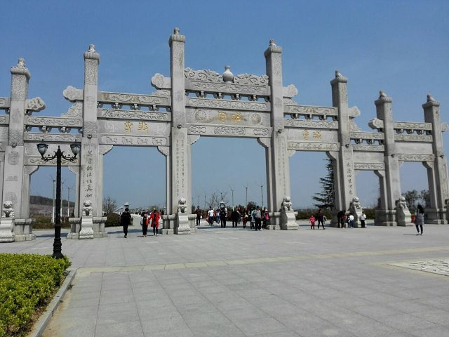 票的时候顺便买观光车票,景区很大,徒步走的话会很累,节假日喷泉广场