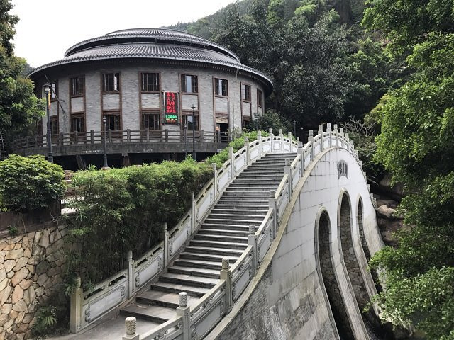 但也就只有那小部分的景色特别点,来回车程加导游讲